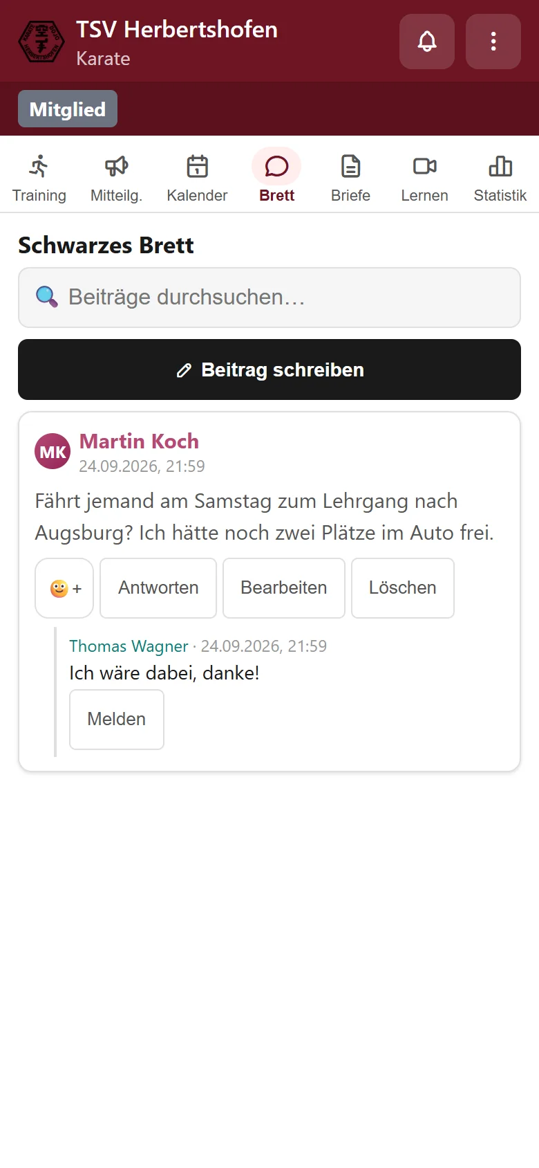 Schwarzes Brett mit einer Frage nach einer Mitfahrgelegenheit und einer Antwort